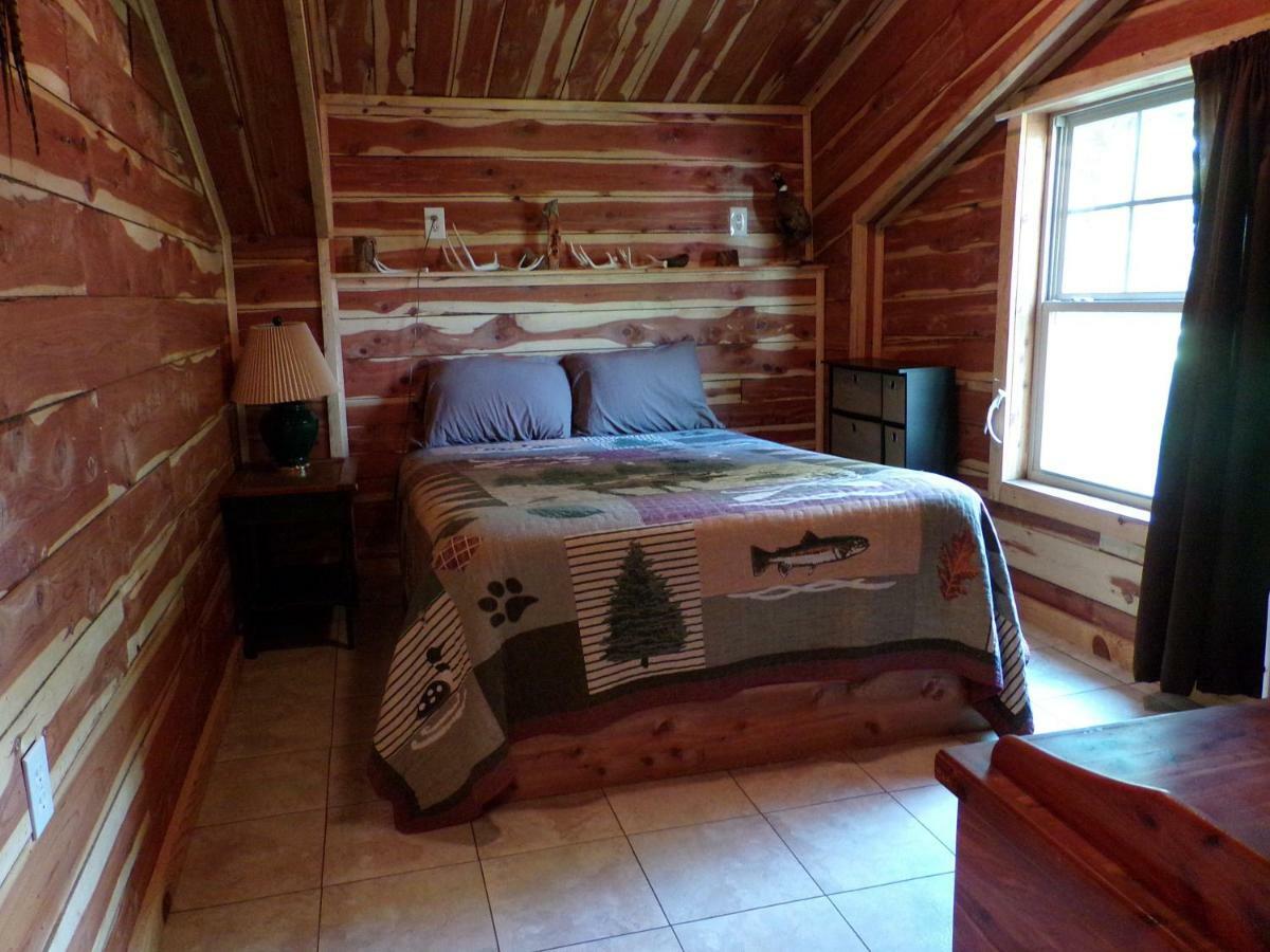 Cedar Cabin Located On A Buffalo Farm Marshall Εξωτερικό φωτογραφία